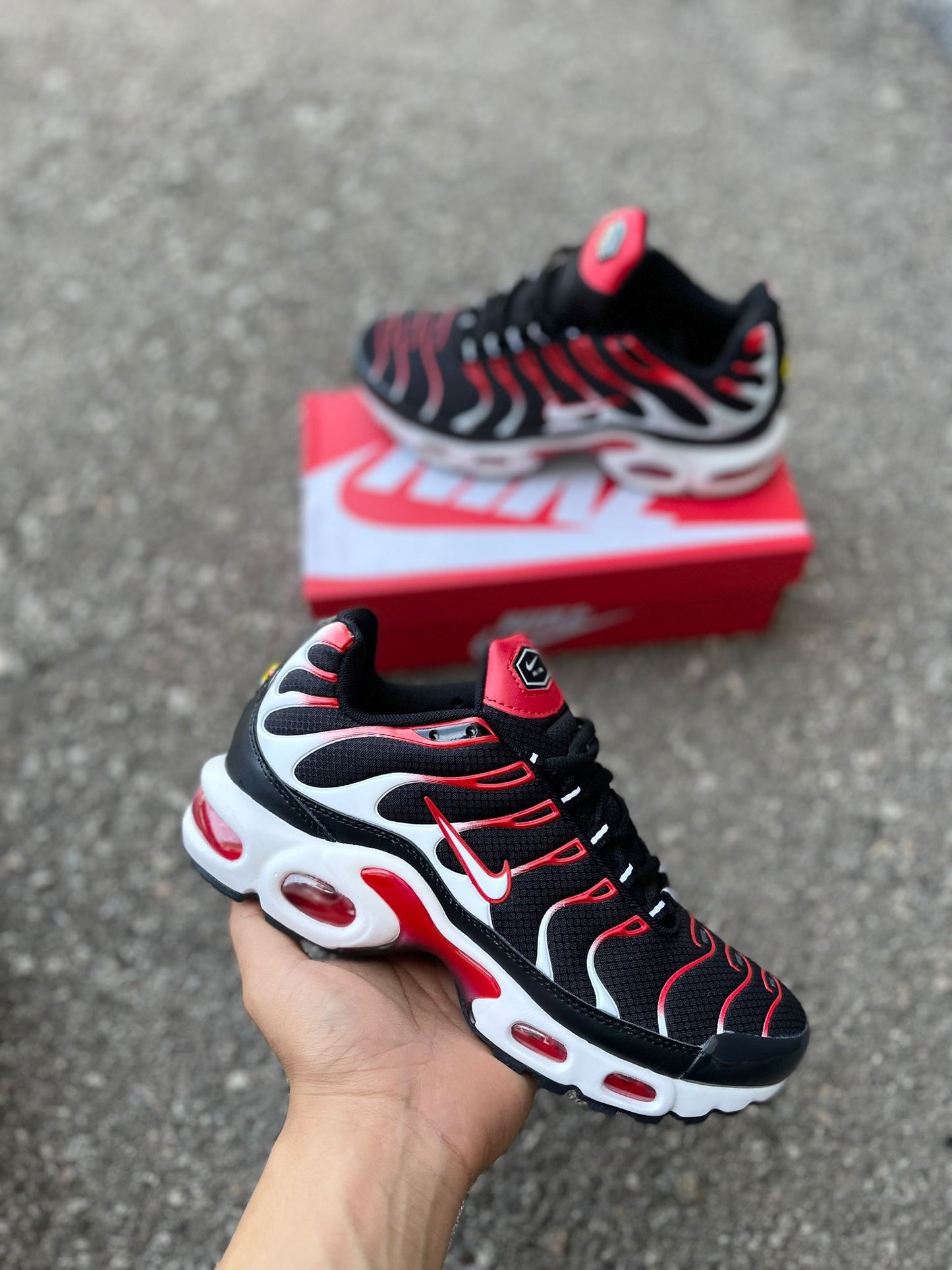 NIKE TN SHARK RED WHIT BLACK MÁXIMA CALIDAD