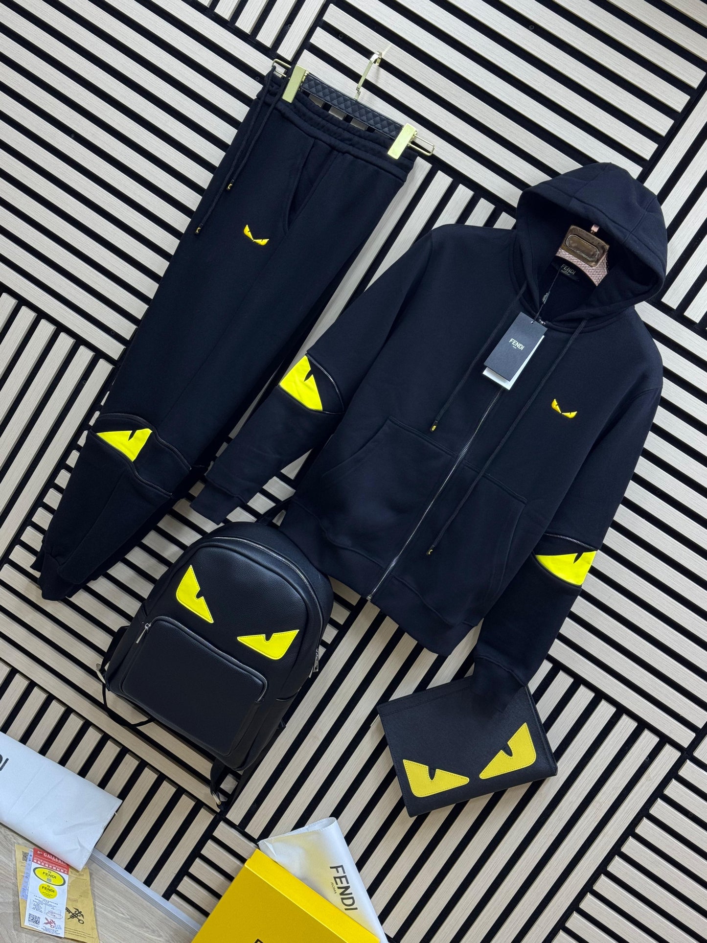 Chándal FENDI

CALIDAD INIGUALABLE G5