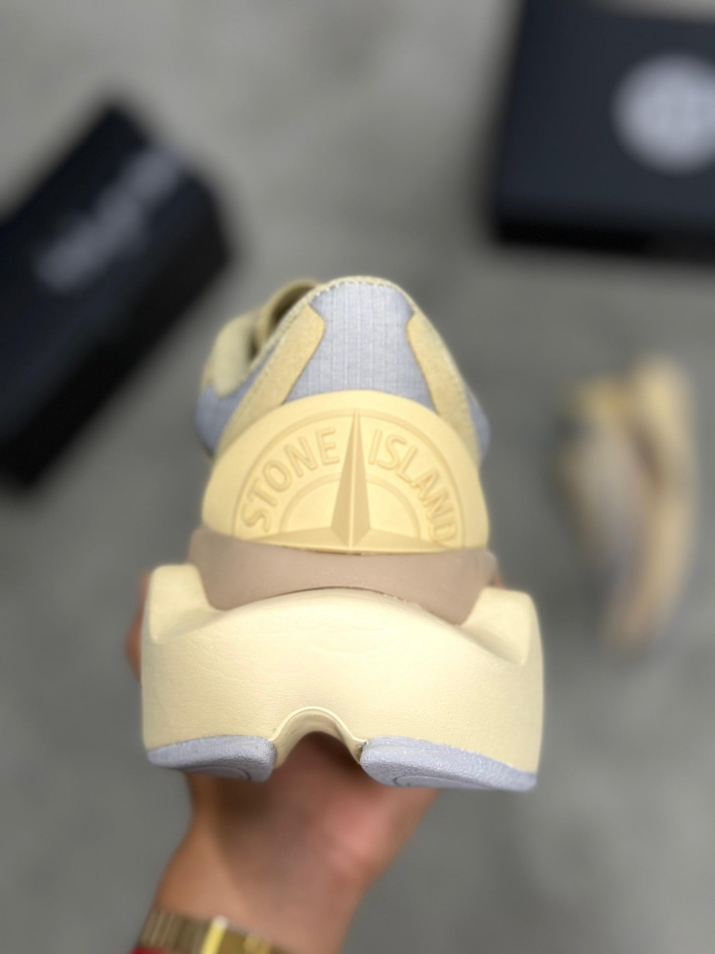 Stone island  dorada máxima calidad