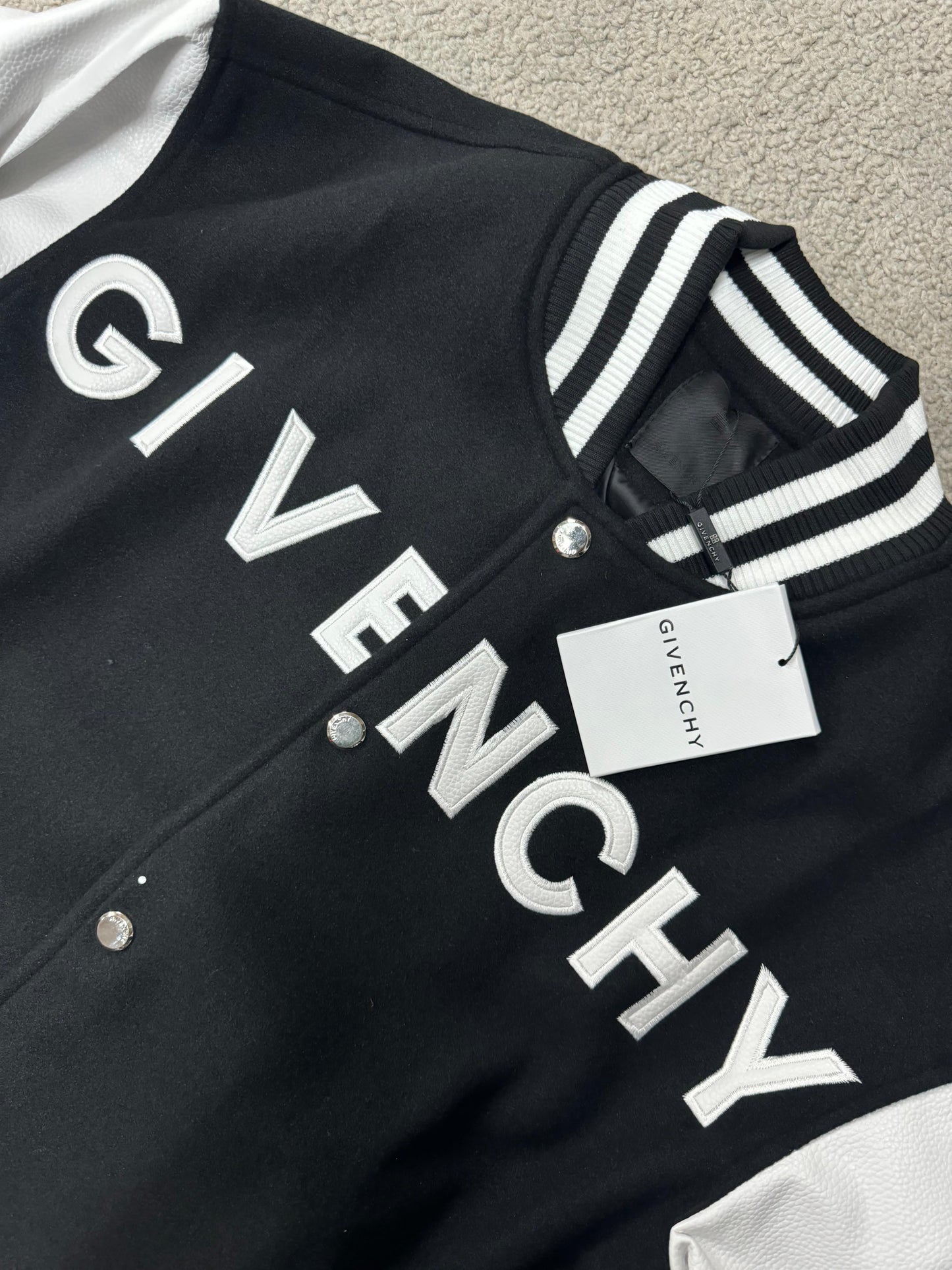 Chaquetas GIVENCHY

Calidad *HOT GAME*
