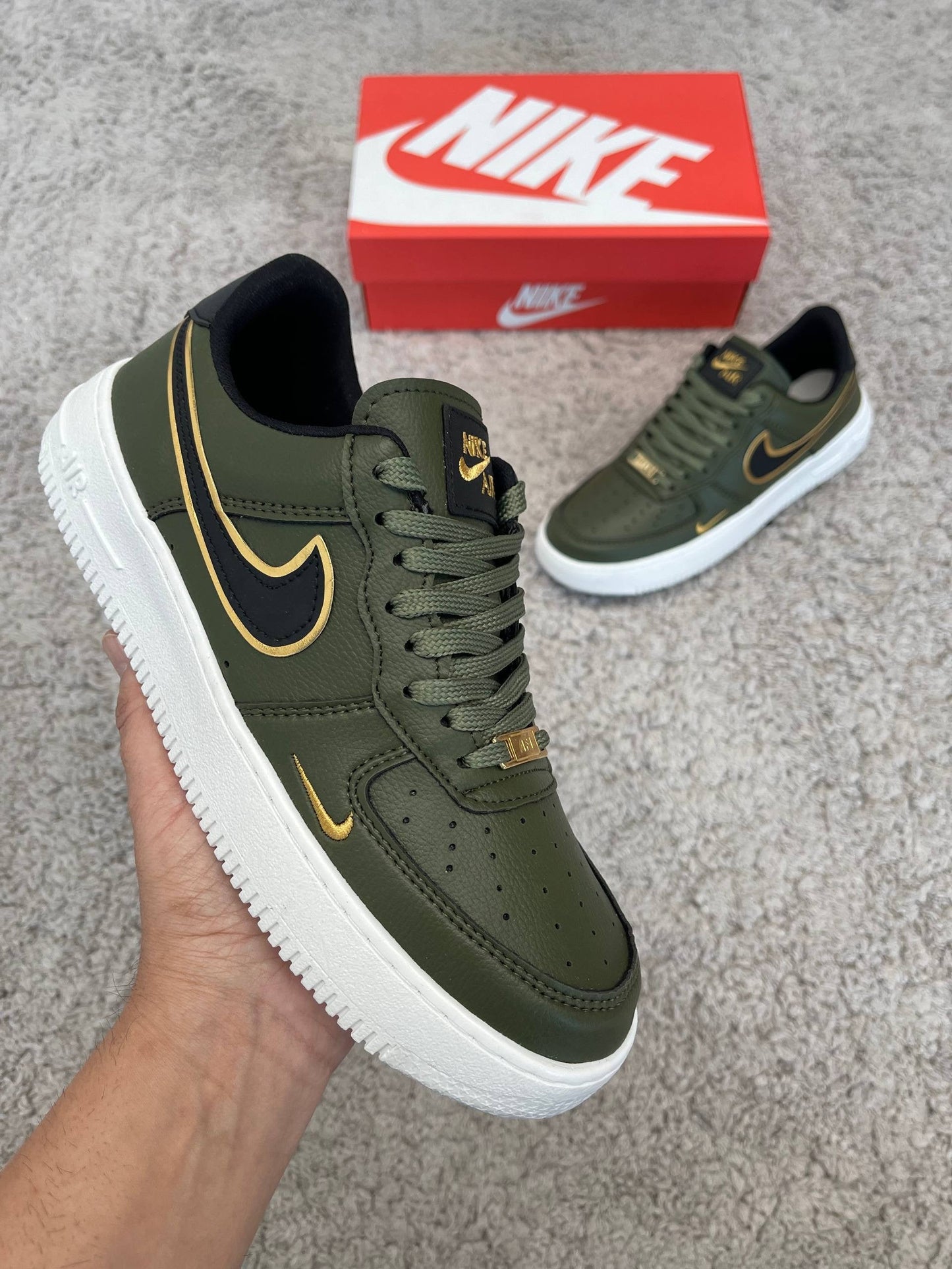 Air Force 1 Blancas logo oro