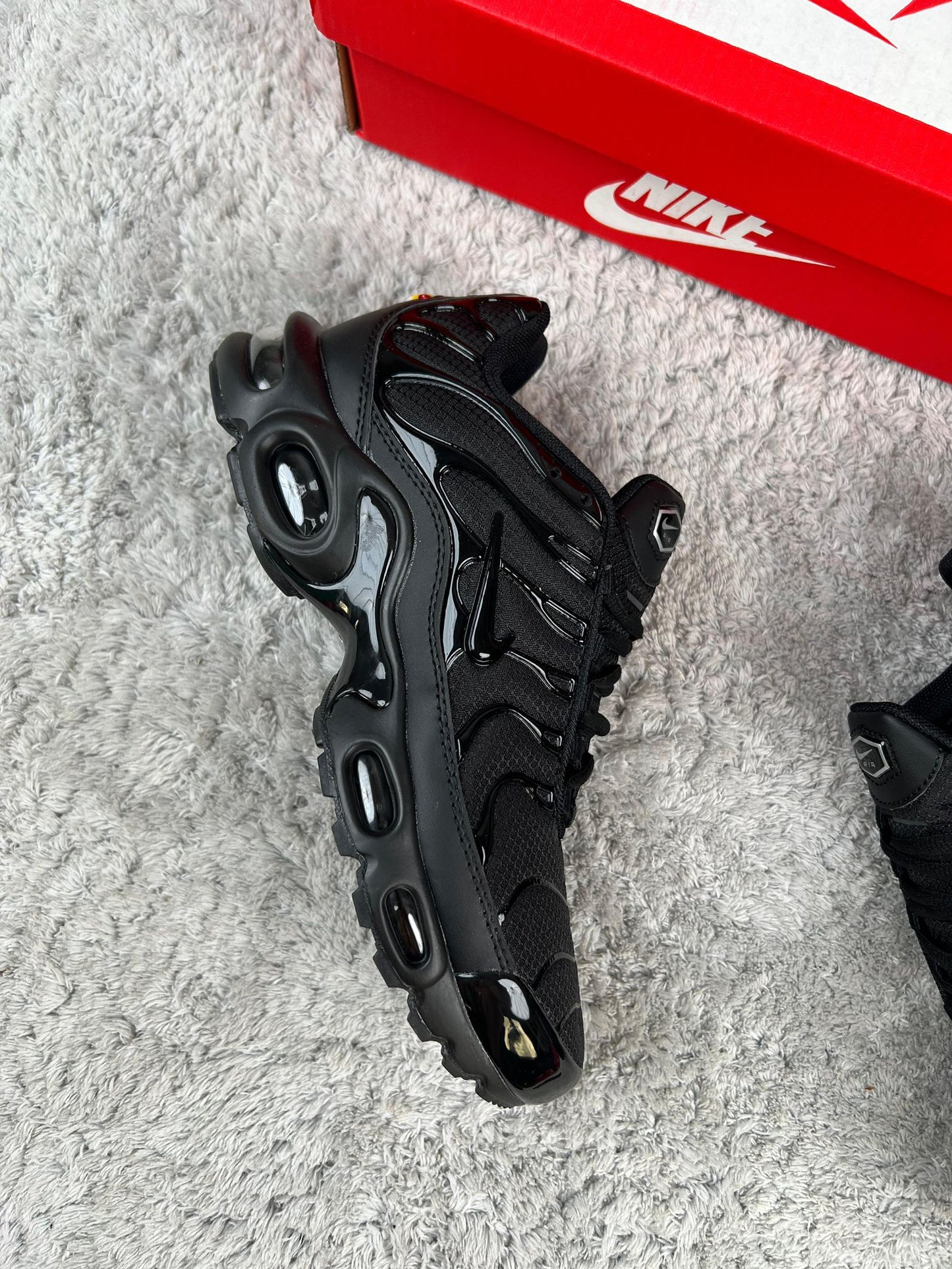 Nike tn SHARK RED WHITE BLACK