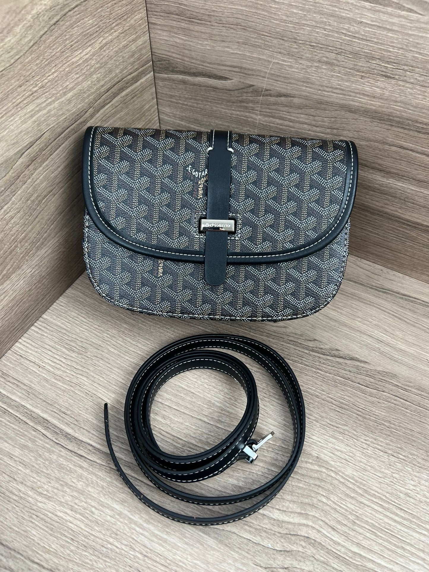 Bandolera goyard 

3 Uds por 120€