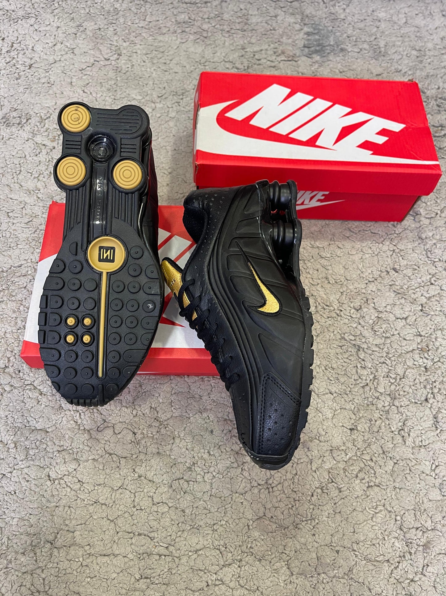 NIKE SHOX TL R4 NEGRA ORO
